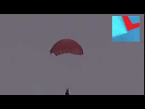 بالفيديو  ..  اطلاق النار على الطيار الروسي اثناء هبوطه بالمظلة 