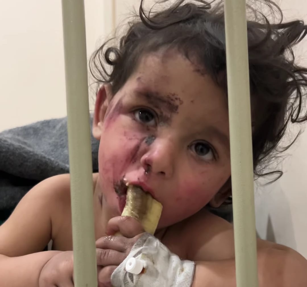 مشهد تقشعر له الأبدان ..  رضيع سوري يفقد عائلته نتيجة زلزال تركيا