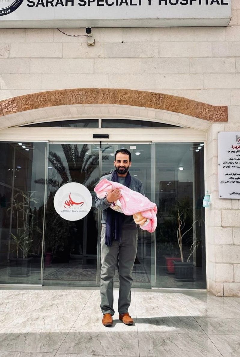 الزميل بلال المشاقبة يُرزق بمولودته الأولى “لين”