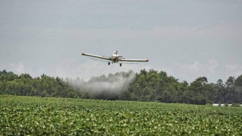 طائرات الاحتلال "الاسرائيلي" ترش مواد مجهولة على الأراضي في القنيطرة