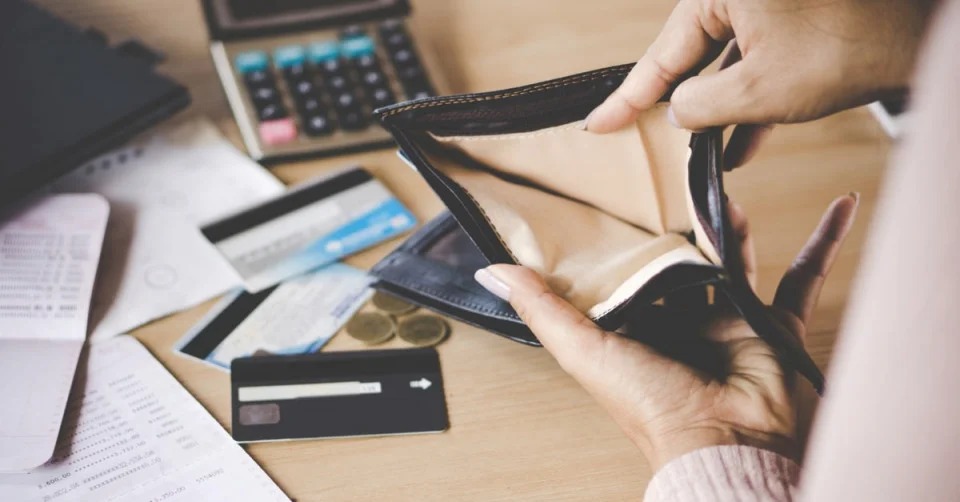 نعيش في ضائقة مالية ومشروع أبي لا يغطي ذلك، فما الحل؟