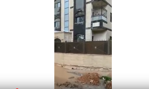 بالفيديو  .. عمان : اخلاء سكان عمارة بمنطقة ام نوارة بسبب مياه الامطار 
