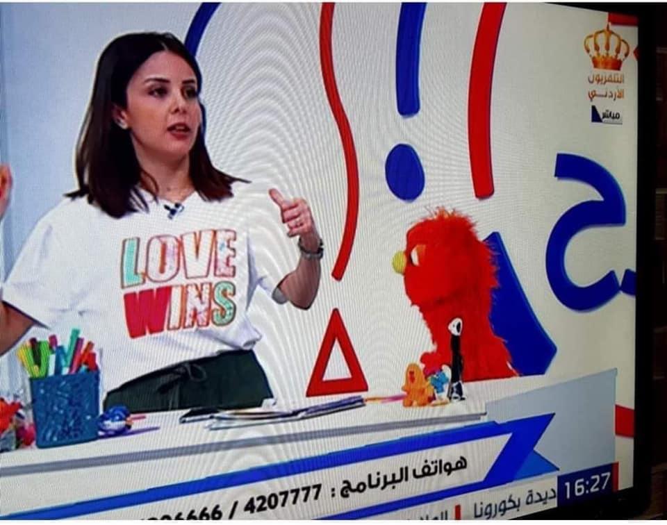 مصدر في التلفزيون يستهجن الحملة على مقدمة برامج الأطفال: الدعوة للمحبة ليست حصراً على المثليين