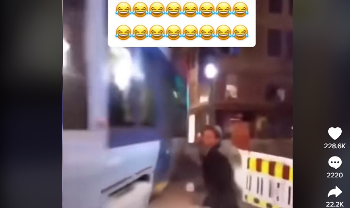 مضحك جدًا  .. لما تركض ورا مستقبلك 