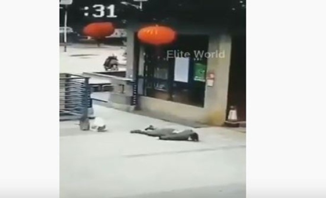 بالفيديو ..  تساقط الناس في شوارع ووهان الصينية بسبب كورونا 