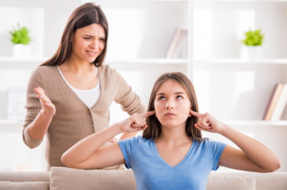 كيف أحافظ على علاقتي بأختي بعد قرارها نزع الحجاب؟