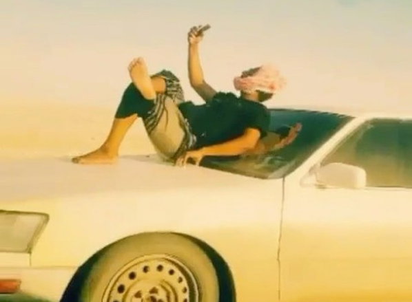 بالفيديو ..  عُماني يقود مركبته وصديقه فوق غطاء السيارة اثناء مسيره بسرعة