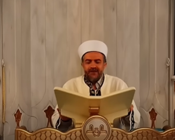 بالفيديو ..  إمام مسجد يعيش لحظات رعب أثناء زلزال إسطنبول