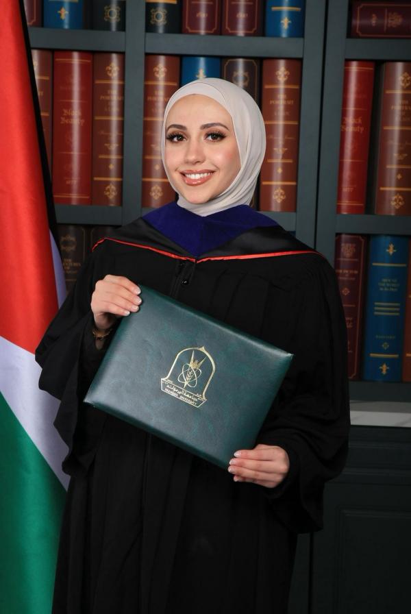 الدكتورة رؤى ابوجبل  ..  مبارك شهادة الدكتور في الطب