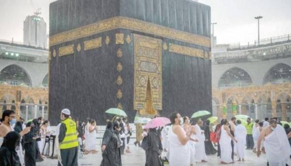 أمطار غزيرة على الحرم المكي  ..  وتحذيرات من سيول