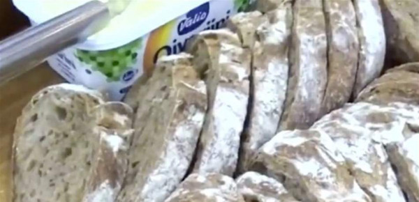 بالفيديو  ..  تعرف على خبز "الصراصير" ..  طعمٌ لذيذٌ ولكن؟