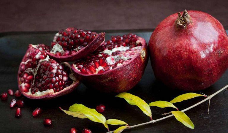 فوائد الرمان  ..  للرجال والنساء