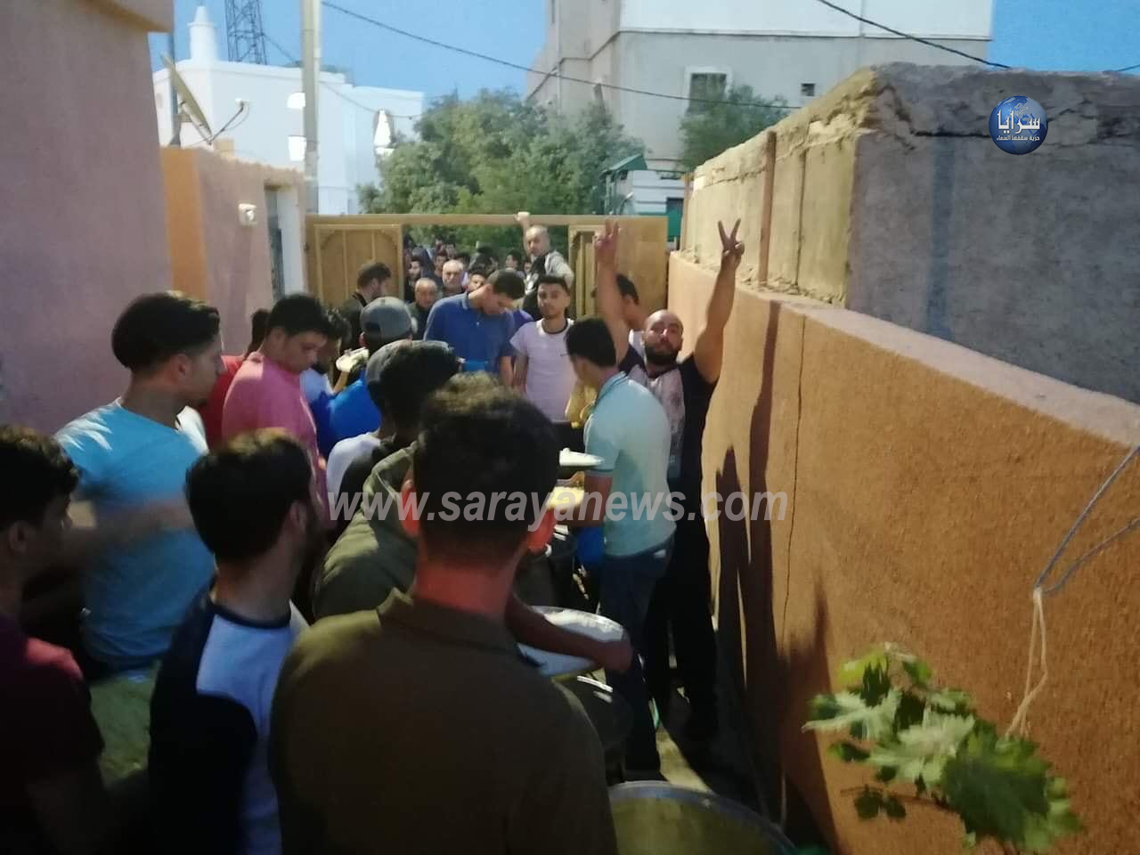بالصور : أهالي الطفيلة يصنعون الطعام لطلبة جامعة الطفيلة التقنية خلال أيام رمضان
