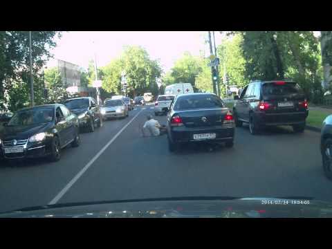 بالفيديو  ..  رجل يثير غضب سائق مركبة فيقوم بدهسه بقوة