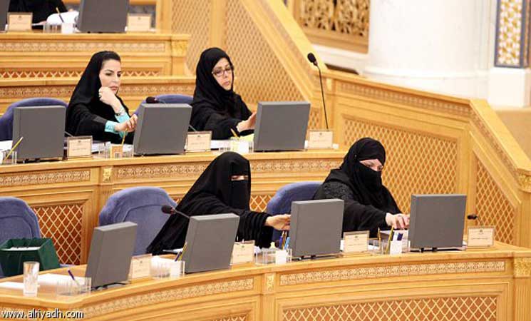 مسؤولة سعودية تطالب بالسماح للمرأة بقيادة الطائرة