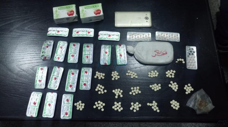 القبض على شخص بحوزته كف حشيش و 375 حبة مخدرة في سحاب