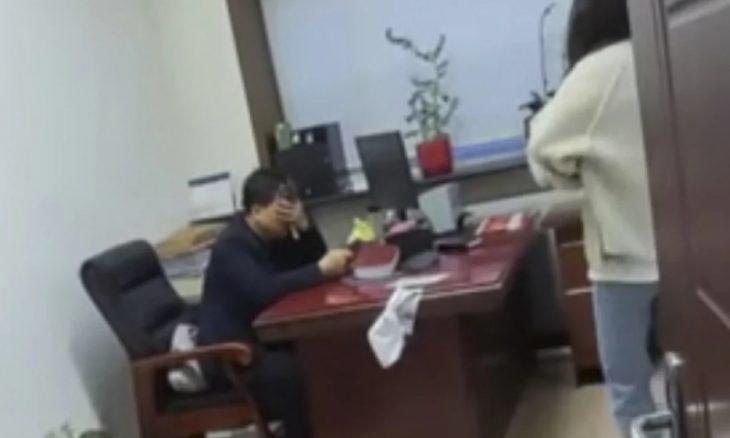 بالفيديو : امرأة تضرب رئيسها المتحرش بمكنسة 