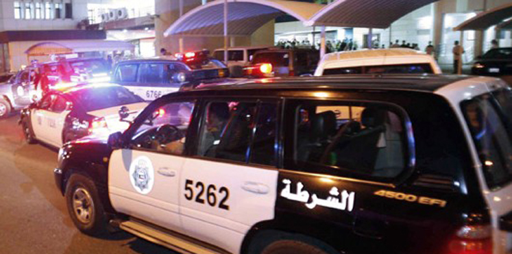 بعد اتصاله بالشرطة ..  خليجية تسب زوجها وتلاحقه أمام رجال الأمن