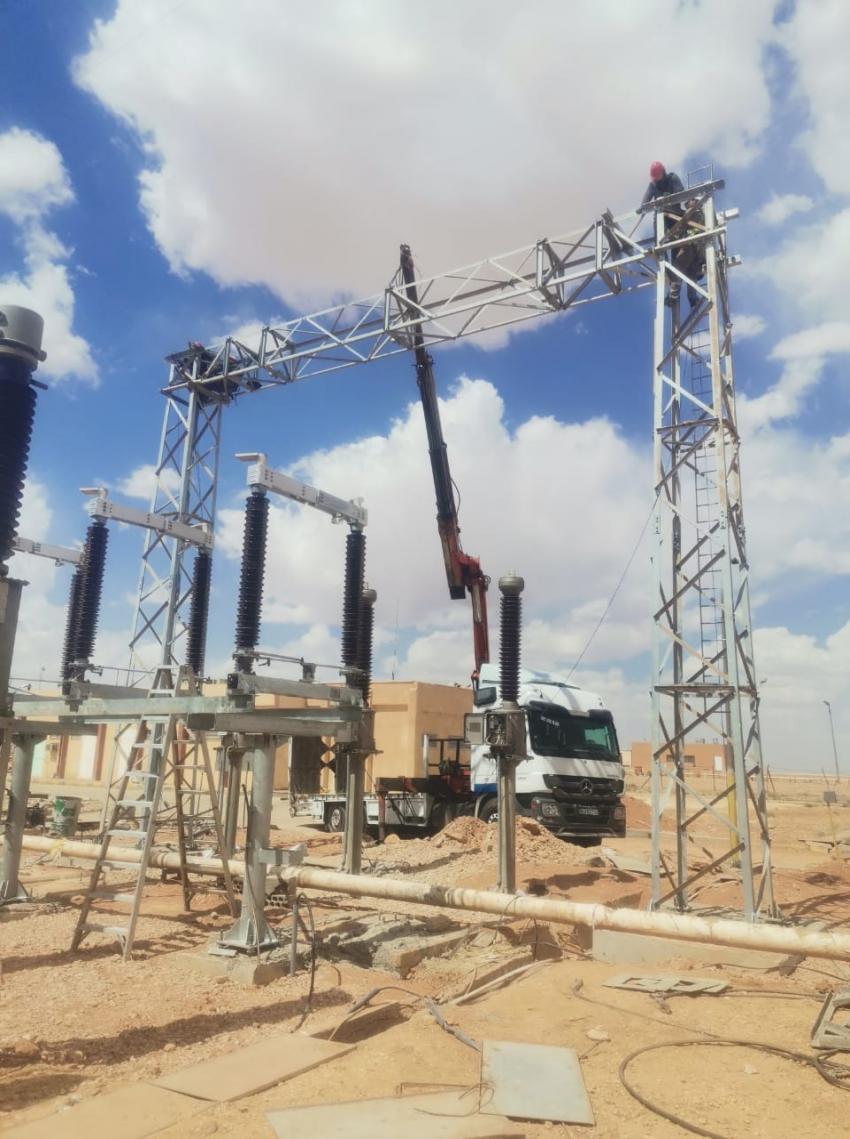 استمرار اعمال تركيب أبراج مشروع خط الربط الكهربائي بين الأردن والعراق