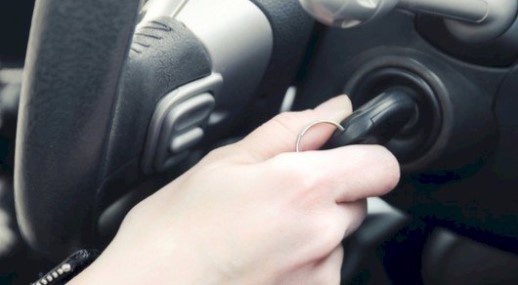 مفتاح السيارة لا يخرج من مكانه (السوتش) ما السبب؟