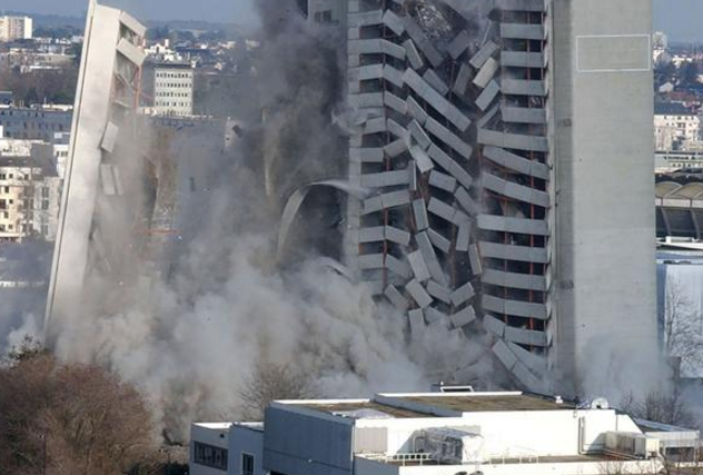 بالفيديو والصور  ..  لحظة انهيار مبنى مكون من 15 طابقا في طهران