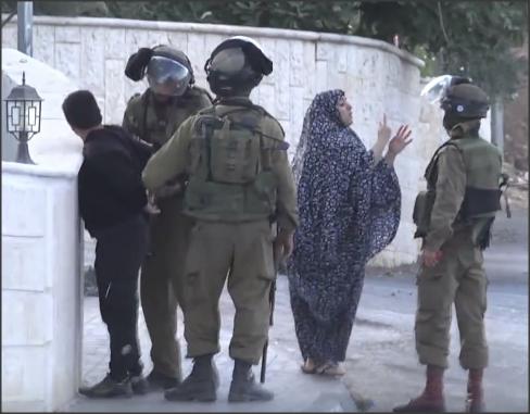 بالفيديو .. أم تتوسل جنود الإحتلال بعدم اعتقال ابنها