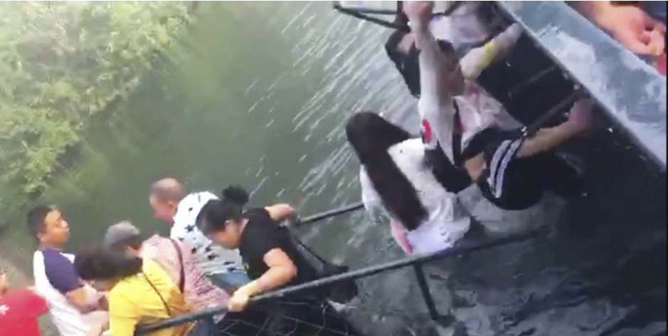 انهيار جسر في الصين واصابة عدد من الاشخاص بسبب صورة سيلفي 
