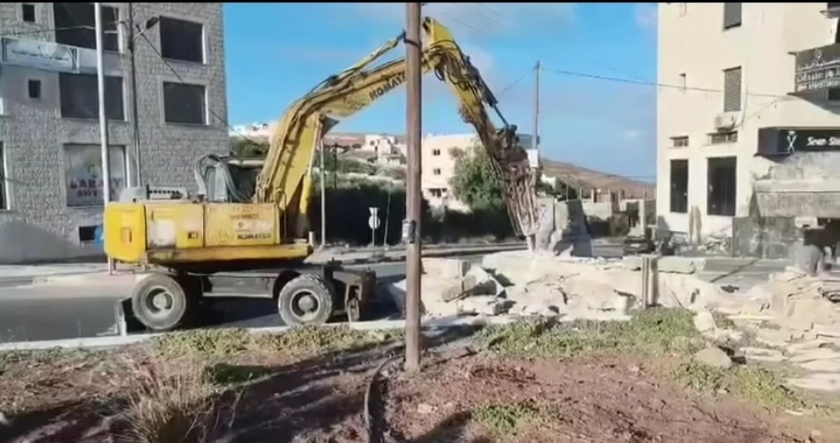بلدية السرو تباشر إعادة تأهيل دوار سما الروسان