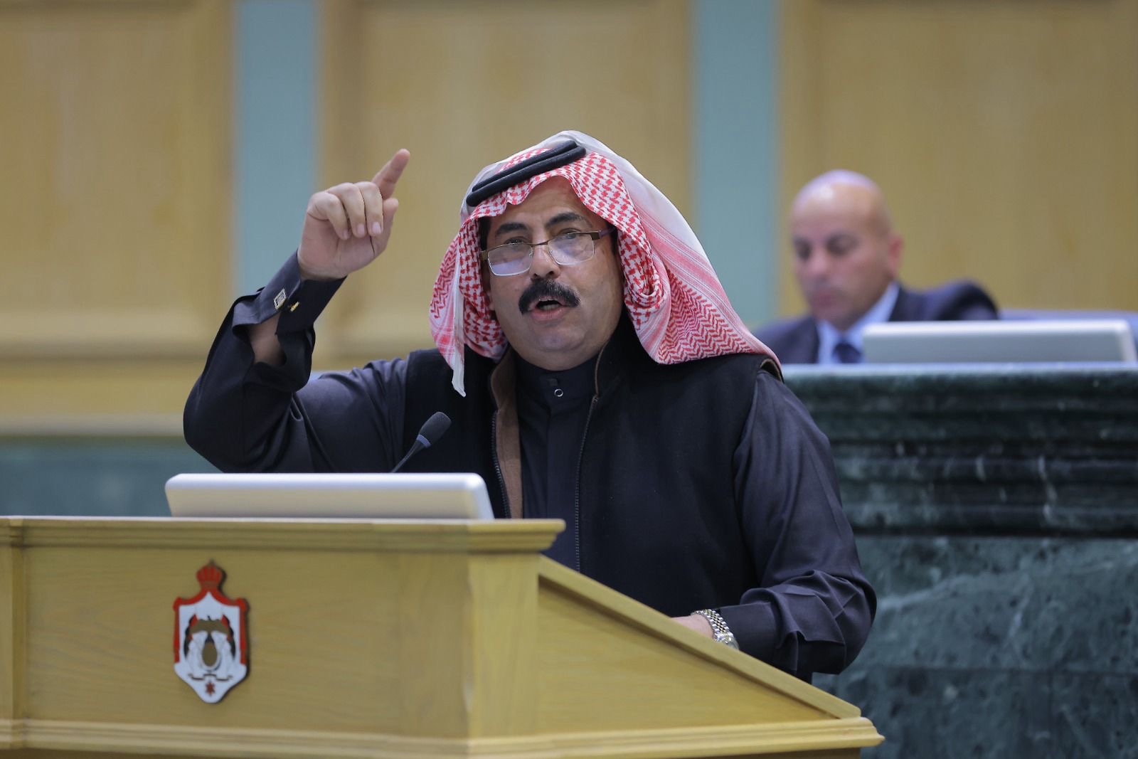 عاجل|النائب البدادوة لـ "حسان": اعتبرنا دخلنا عليك دخالة عرب.. كرامة 138 نائب ما تستاهل شطب مخالفات السير؟ #سرايا 