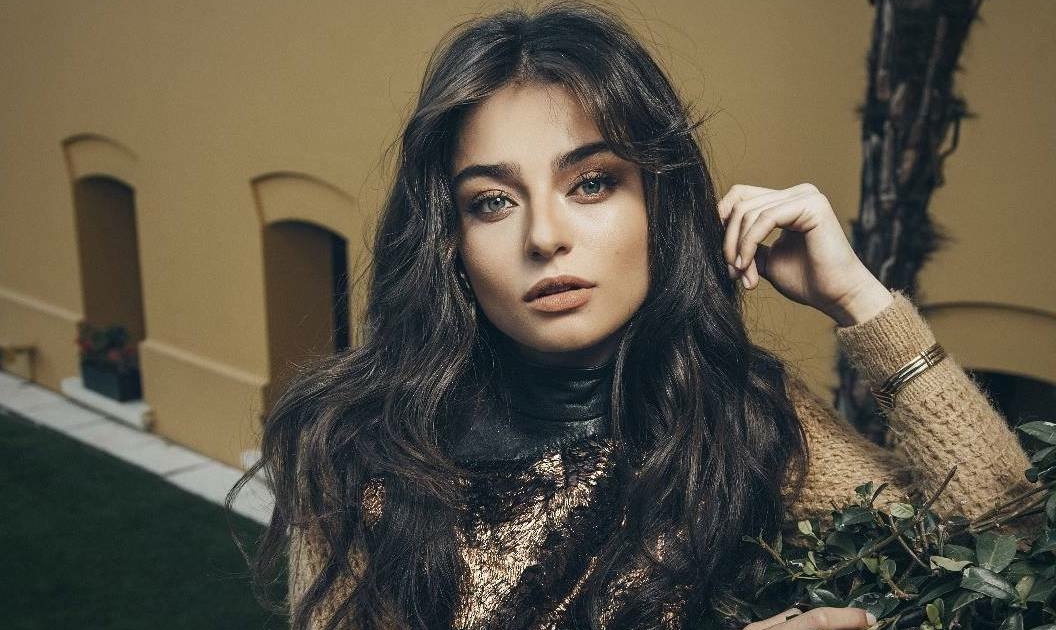 بالفيديو والصور  ..  شجار بين "فنانة تركية و صديقها" ينتهي بطعن 12 شخصاً