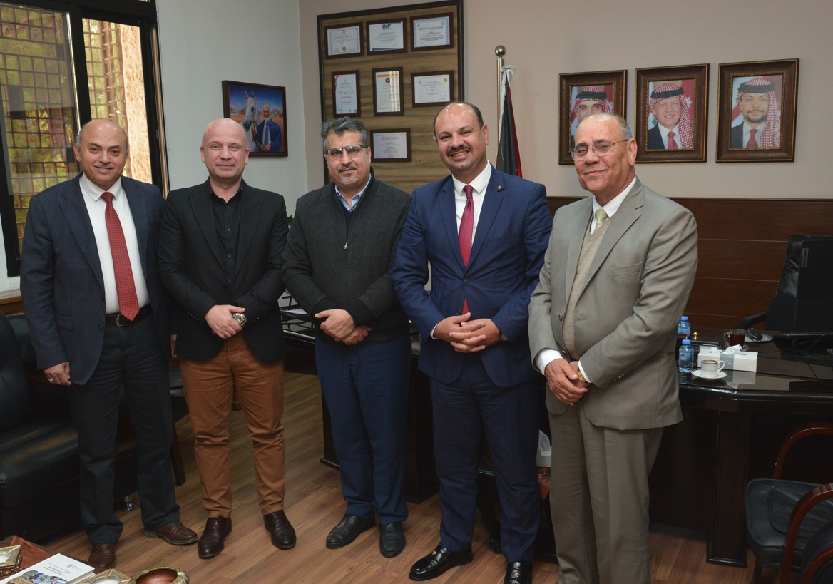 رئيس جامعة البترا يكرّم الإعلامي زيد خليفات تقديرًا لتميّزه المهني - صور 