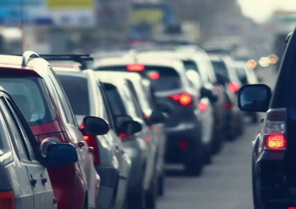 هل إيقاف المحرك عند الإشارات يوفر الوقود؟