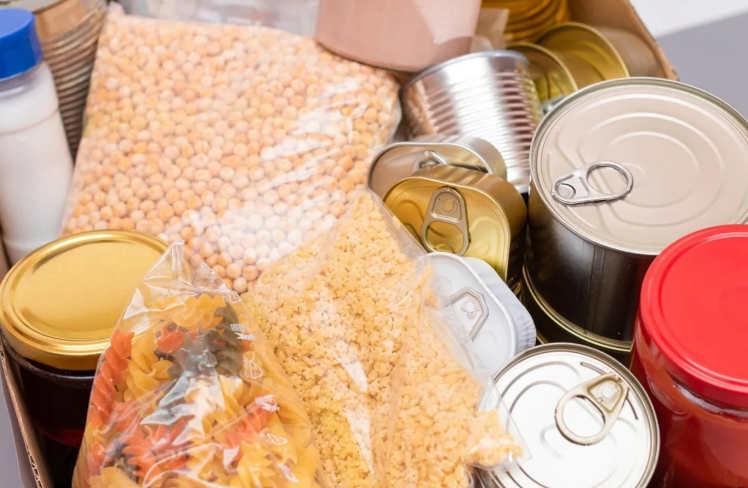 البحرين ..  3 سنوات حبس وغرامة 10 آلاف دينار لمتهمين بحيازة وتداول سلع غذائية منتهية الصلاحية