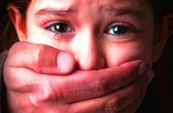 تفاصيل صادمة  ..  اغتصاب رضيعة من قبل رجلين ..  والأم اشتركت في الجريمة 