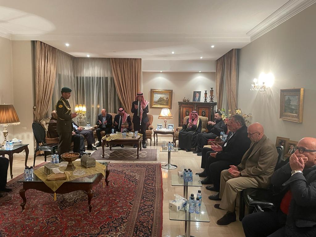 مندوبا عن الملك  ..  رئيس الديوان الملكي يعزي ال قاسم