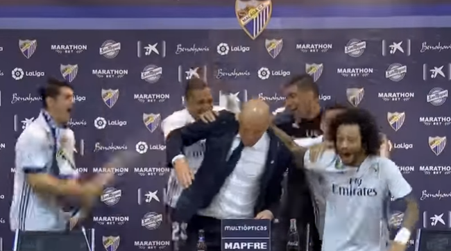 بالفيديو .. في لقطة طريفة لاعبي ريال مدريد يقتحمون المؤتمر الصحفي لـ زيدان