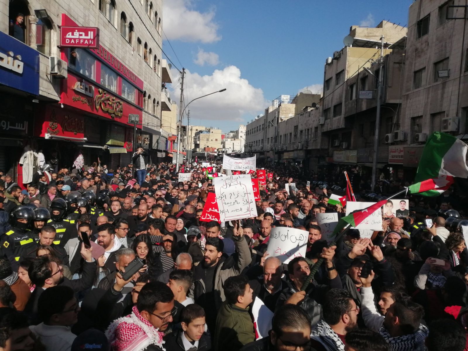 أردنيون من وسط عمان للرزاز: تسقط اتفاقية الغار مع الاحتلال  .. فيديو