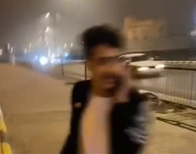 بالفيديو ..  شاب ينجو من حادث دهس وشيك