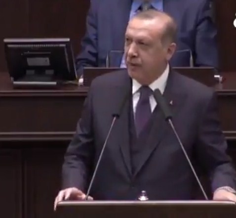 بالفيديو  ..  طفلة تقاطع اردوغان اثناء خطابه الرسمي  ..  فكيف كانت ردة فعله ؟