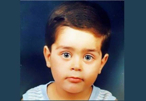 بالصورة: هذا الطفل أصبح فناناً لبنانياً ..  خمنوا من هو