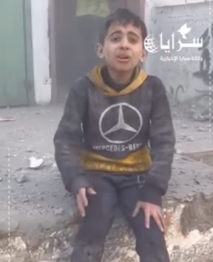 بالفيديو  ..  طفل من غزة يصرخ: "أبوي استشهد هو وأخوي الصغير" 