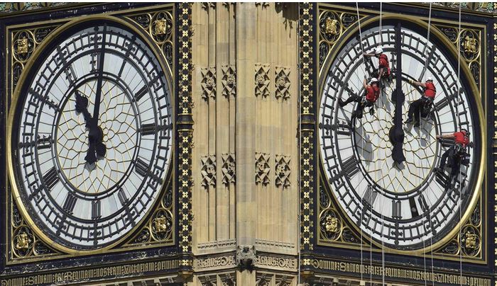 بالصور: عمال ينظفون ساعة بيج بن في لندن