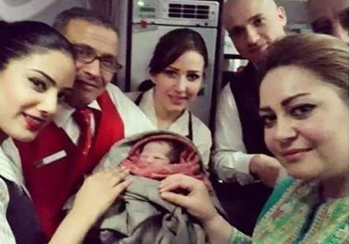 قصة الطفلة التي ولدت فوق المحيط الاطلسي بطائرة الملكية الأردنية  ..  خلاف حول منحها الجنسية