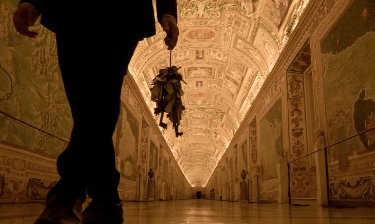 "حارس المفاتيح" في متاحف الفاتيكان ..  يشرّع الأبواب فجرا قبل تدفق الزوار