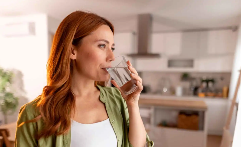 لا تتجاهلها ..  7 علامات تنذر بنقص السوائل في الجسم  