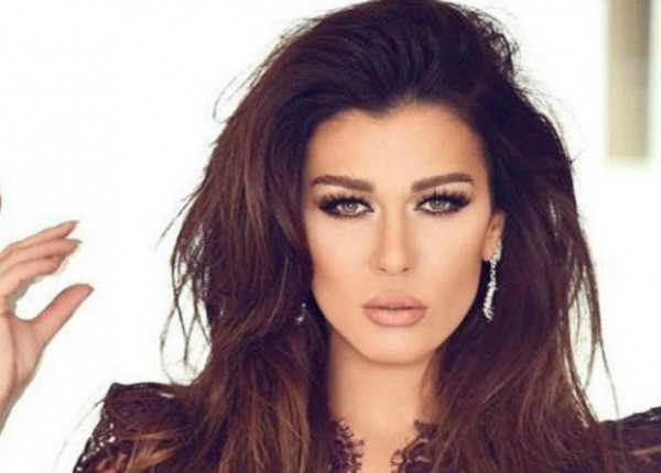 نادين الراسي تحتفل بعيد ميلادها ال 40 بين طليقها وحبيبها الجديد