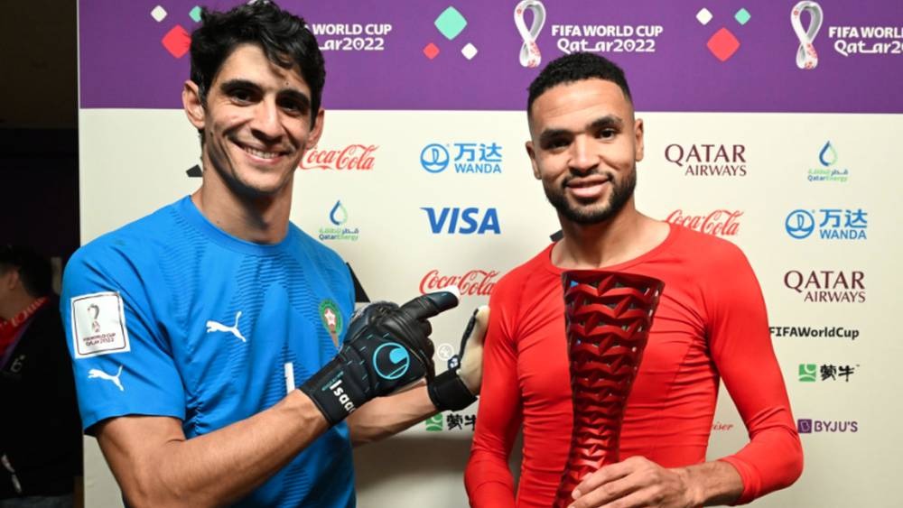 بالفيديو ..  بونو يهدي جاهزة رجل المباراة لزميله في منتخب "أسود الأطلس"