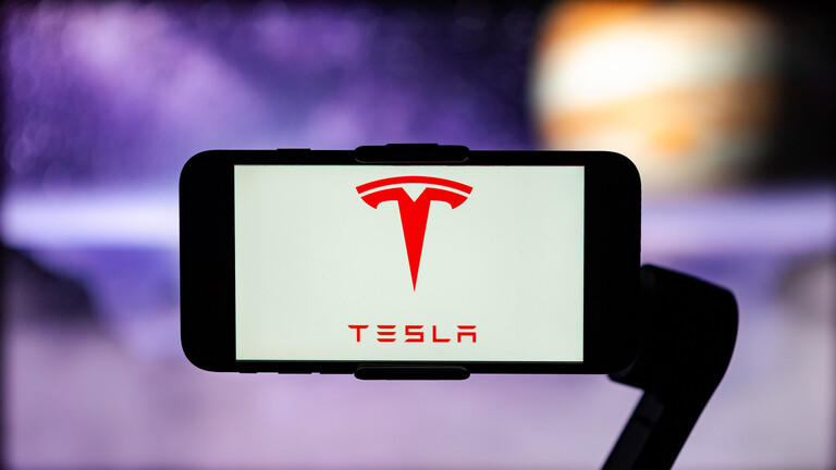 سهم تسلا يهبط 40%