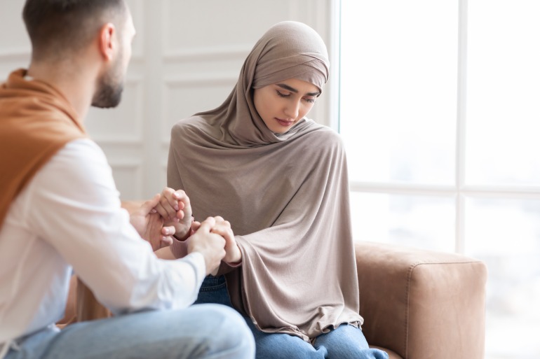 زوجي لا يصلي وأهله يتدخلون في حياتنا ..  فما توجيهكم؟