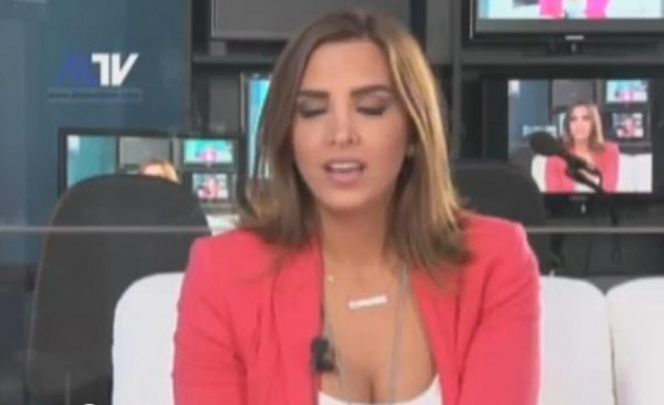 بالفيديو ..  مذيعة لبنانية تتعرض لموقف محرج على الهواء